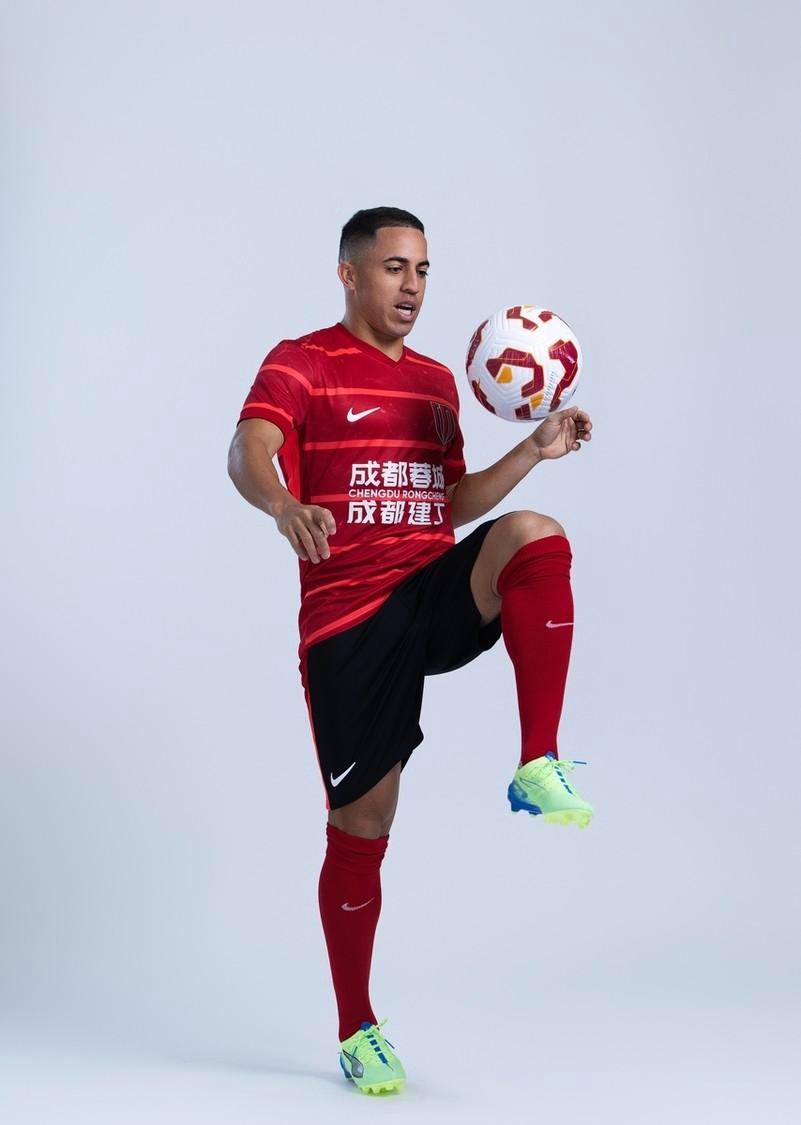 开云-成都蓉城训练开放日;冲刺阶段官宣签约引欢呼;NBA总决赛在即;高层口径保持一致的简单介绍