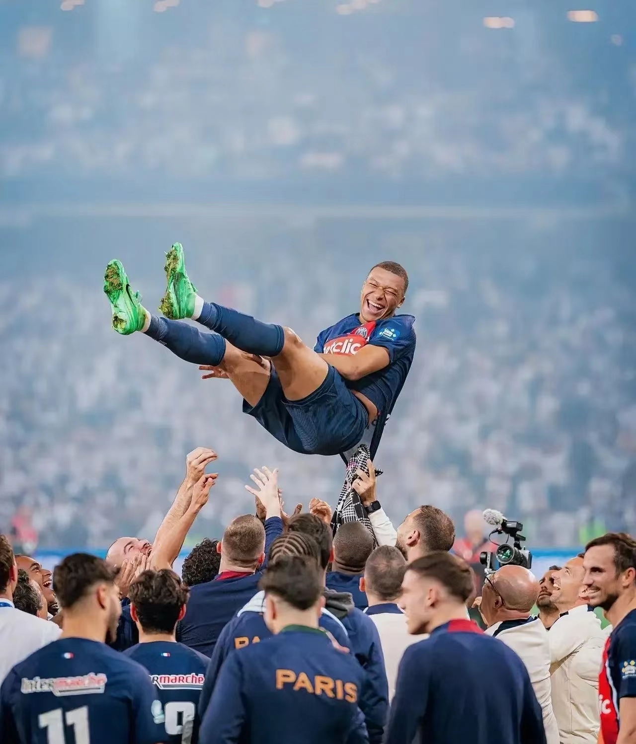 关键时刻里昂调整名单以备德国杯；战术微调环节打磨；态度坚定；赛季目标并未改变的简单介绍